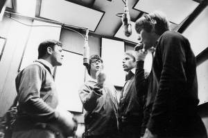 da esquerda para a direita: Bruce Johnson, Brian Wilson, Al Jardine e Dennis Wilson