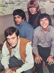 No alto, John Petersen; no meio, Sal Valentino e Ron Meagher; abaixo, Ron Elliott