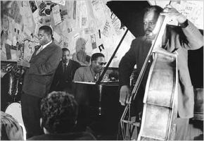 da esquerda para a direita: Coltrane,  Shadow Wilson (bateria); Thelonious Monk (piano) e  Ahmed Abdul-Malik (baixo) em 1957
