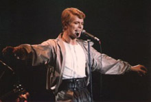 Bowie durante o shoew da  Filadélfia  em que foi gravado Stage