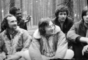 o Can em 1969: na parte de cima, Malcolm, Jaki e Michael; embaixo, Holger e Irmin