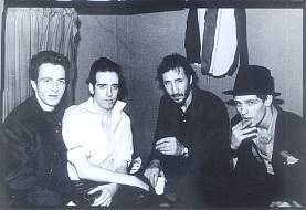 Joe, Mick e Paul conversam com Pete Townshend após o show