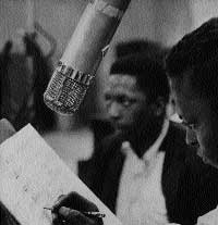 Miles Davis com John Coltrane ao fundo