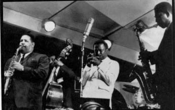 Paul Chambers (baixo), Cannonball (sax alto), Miles Davis e John Coltrane