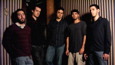 da esquerda para a direita: Diogo (Baixo); Fábio Costello (Voz, Sintetizadores e Guitarra); Aranha (Voz e Guitarra); Gabriel (Bateria) e Dezinho (Voz e Guitarra)