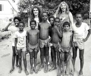 Steve e Dave com meninos em favela, no Rio