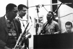 da esquerda para a direita: Coltrane, Adderley, Miles e Bill