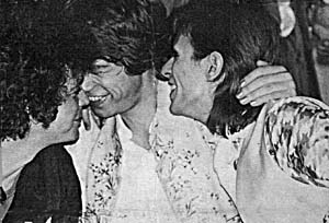 Mick Jagger abraça Lou e Bowie na festa do Cafe Royale