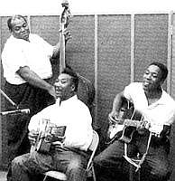 da esquerda para a direita: Willie Dixon, Muddy Waters e Buddy Guy