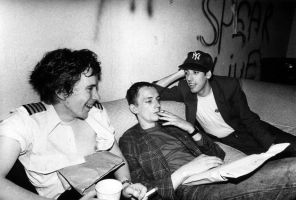 Lydon, Keith e Mick Jones nos bastidores de um show do Clash, em 82