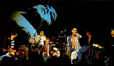 Um garoto divide os vocais com Morrissey durante uma apresentação