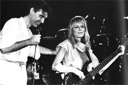 David Byrne apresenta a baixista Tina ao público durante a canção 'Take Me To The River'.