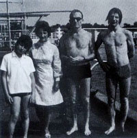 Paul de cara feia ao lado de sua mãe, seu pai e seu irmão Norman, durante férias 