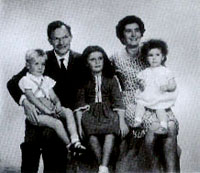 Os pais Larry Senior e Maureen posam com os filhos Larry, Cecília e Mary 