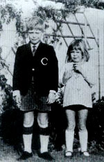 Adam, com o uniforme da Castle, ao lado de sua irmã Sindy 