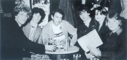 Larry, The Edge, Paul McGuinness, Bono, Rachel O'Sullivan e Larry no primeiro encontro, em 25/05/1978