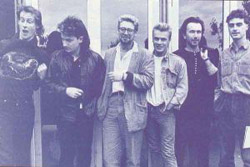 Dave Fanning, à direita, ao lado de The Edge, durante uma viagem no ano de 1984. Ele foi um dos grandes incentivadores do U2