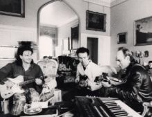Bono, The Edge e Eno em um momento de descontração em Slane Castle