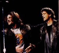 Bono (vestindo uma camisa da Anistia) e Lou Reed
