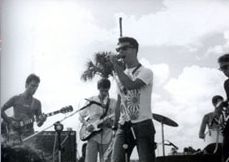 um dos primeiros show da banda, no ano de 1983, em Brasília