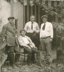 da esquerda para a direita: Jack London and George Sterling, James Hopper, Harry Leon Wilson e Jack London. em 1913