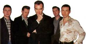 da esquerda para a direita: Jonny Bridgewood, Alain Whyte, Morrissey, Boz Boorer, Spencer Cobrin em uma foto de 1995