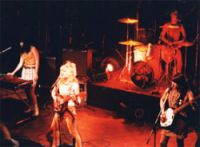 Foto de um show em Nova York, em 1985, utilizada na contra-capa do CD 