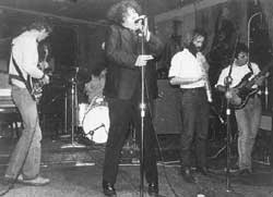 Da esquerda para a direita: Tom Herman, Scott Krauss, David Thomas, Alan Ravenstine e Tony Maimone, em um show de 1977