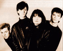 A cantora Sandie Shaw posa ao lado de Andy, Johnny e Mike após a gravação de sua versão de “Hand in Glove” dos Smiths 